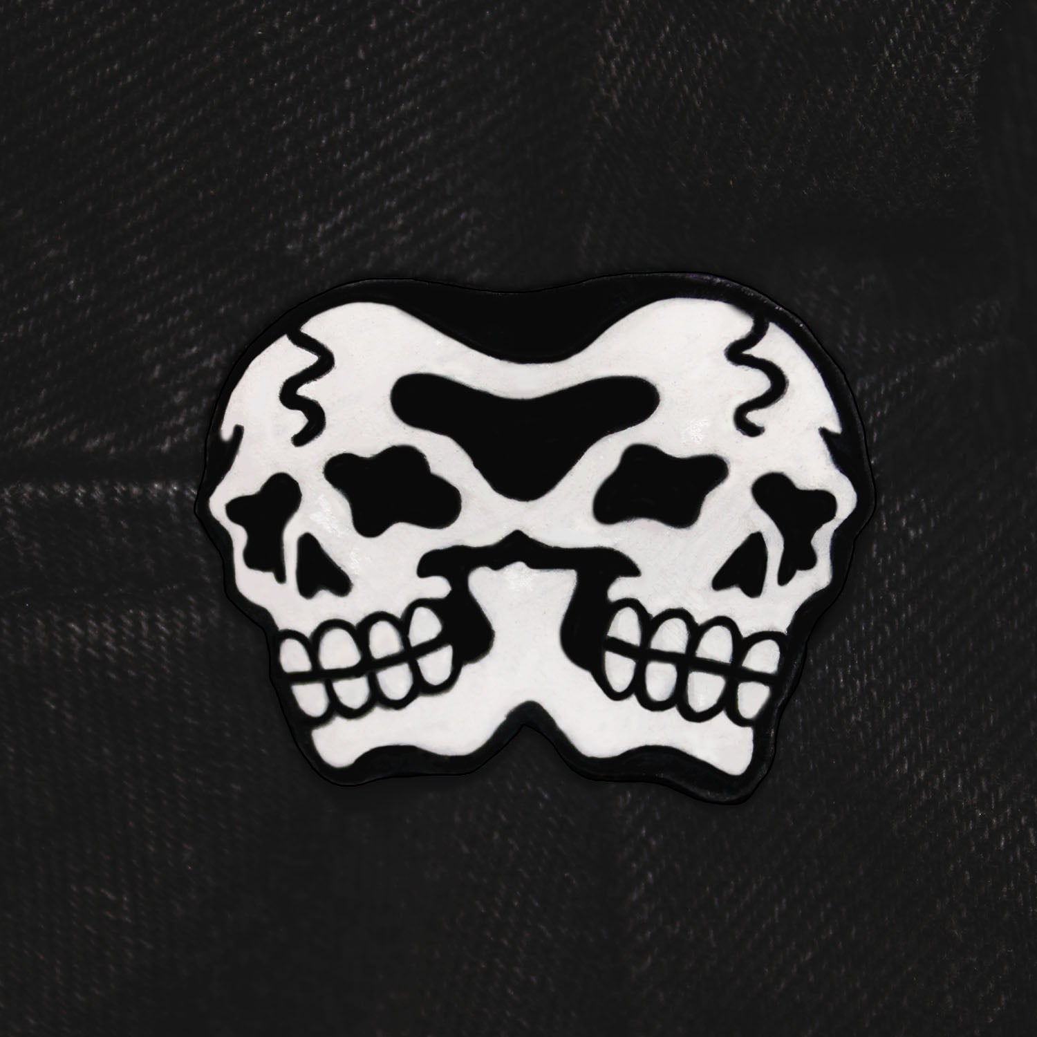 Pin de calavera doble