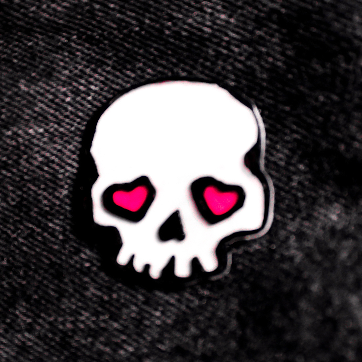 Heart Eyes Skull Pin