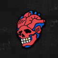 Pin de calavera con corazón