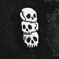 Broche en argile crâne empilé