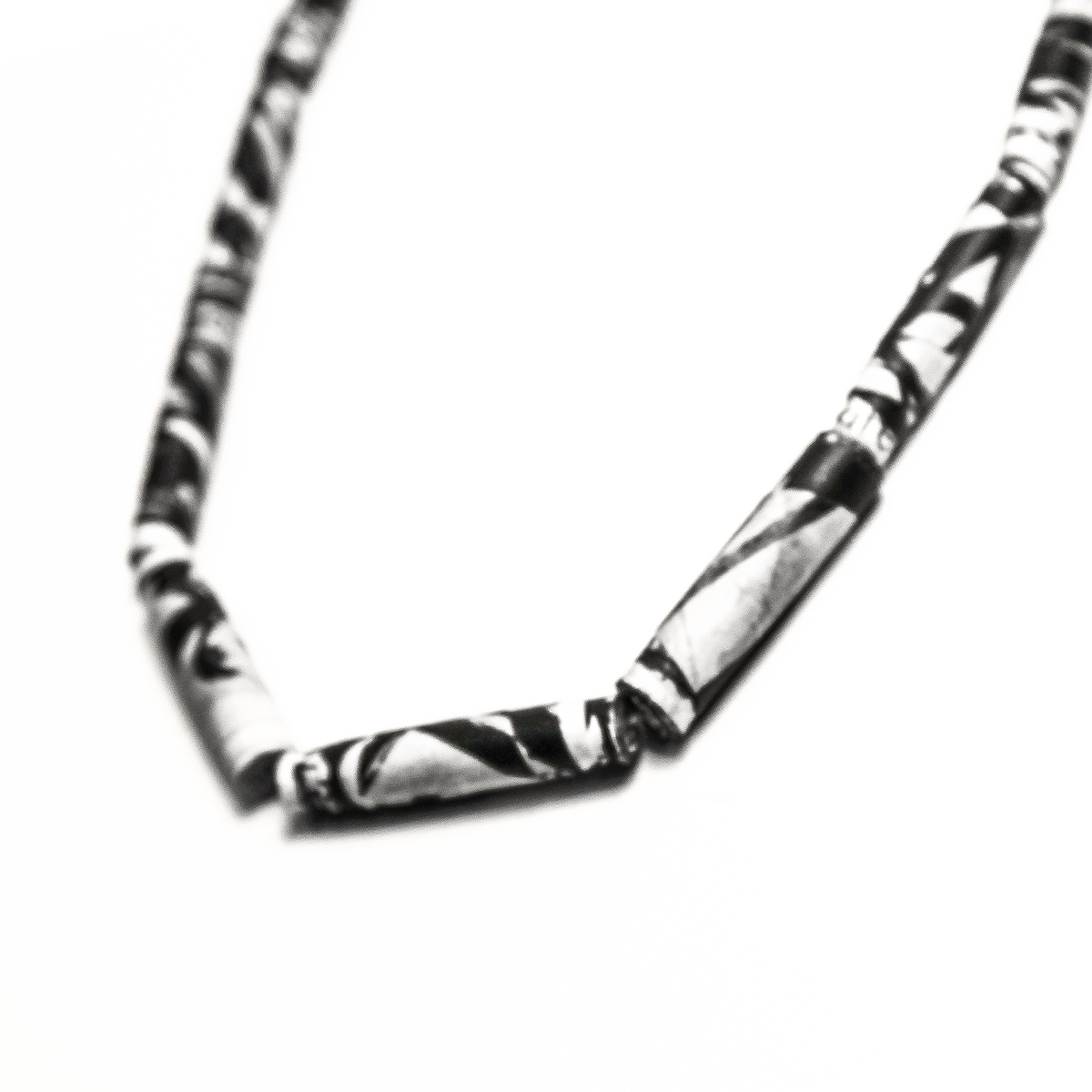 Collar Blanco y Negro
